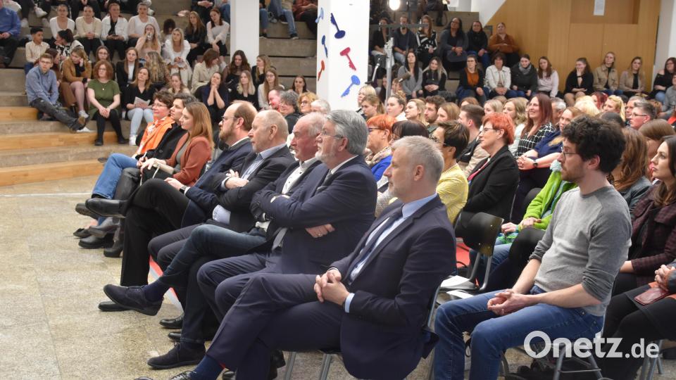 Buntes Programm zum 10-jährigen Jubiläum der Fachakademie für Sozialpädagogik/Neustadt: Viele Ehemalige, Freunde und Mitbegründer fanden den Weg zur Feier in die Aula des Gymnasiums. Bild: wrm