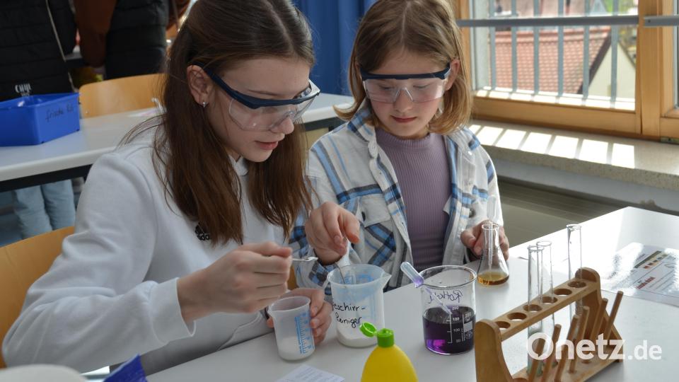Farbenzauber mit Rotkohlsaft. Bild: dob