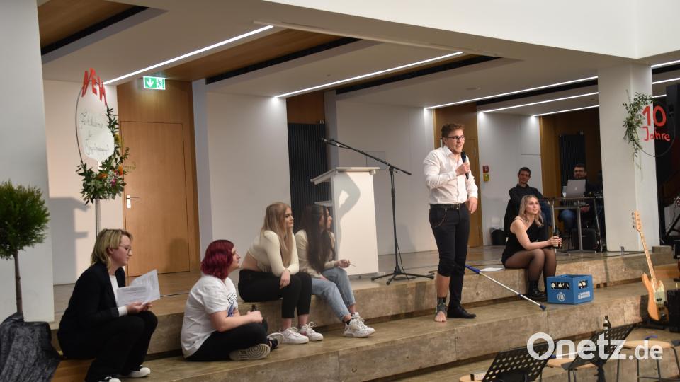 Buntes Programm zum 10-jährigen Jubiläum der Fachakademie für Sozialpädagogik/Neustadt: Die Übung Theaterpädagogik gab ein Blicke in &quot;Feste feiern&quot; Bild: wrm