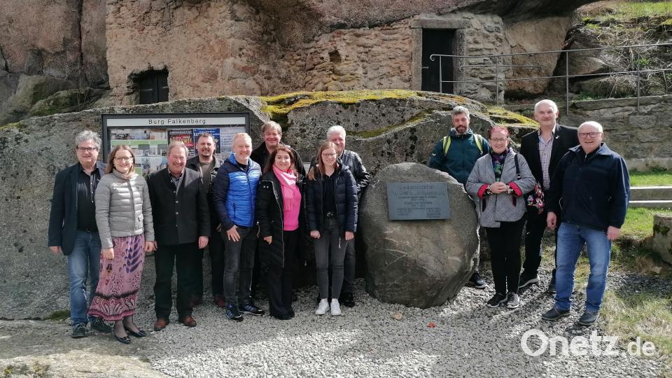 Die SPD-Kreis- und Stadträte aus Tirschenreuth, Neustadt und Weiden haben bei einer Sitzung in der Burg Falkenberg den Schulterschluss gesucht. Bild:  Uli Roth/exb