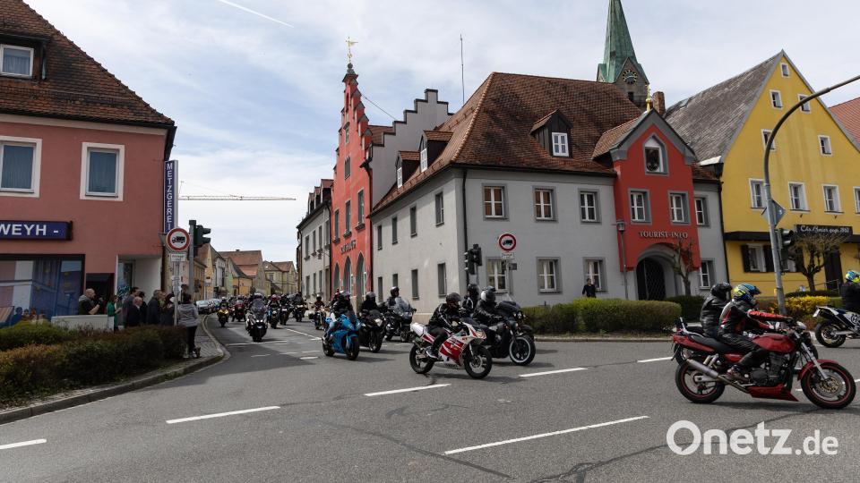 In der Bräugasse sammelten sich die Motorräder nach der Spendenfahrt und traten gemeinsam die letzte Etappe an Bild: Roland Wellenhoefer