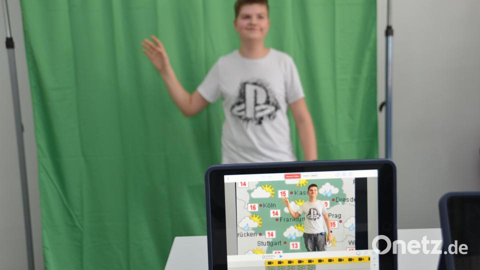 Anton Bock aus Pleystein stellte sich stolz als „Wetterfrosch“ vor. Mit Studienrat Martin Wettinger führten die Schüler im Fach Informationstechnologie vor, wie anhand eines Greenscreens, auf dessen grüne Fläche beliebige Bilder projiziert werden, eine Wettervorhersage wie im Fernsehstudio ermöglicht wird. Bild: dob