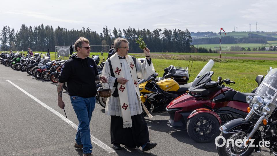 Pfarrer Martin Besold segnete die Motorräder. Bild: Roland Wellenhoefer