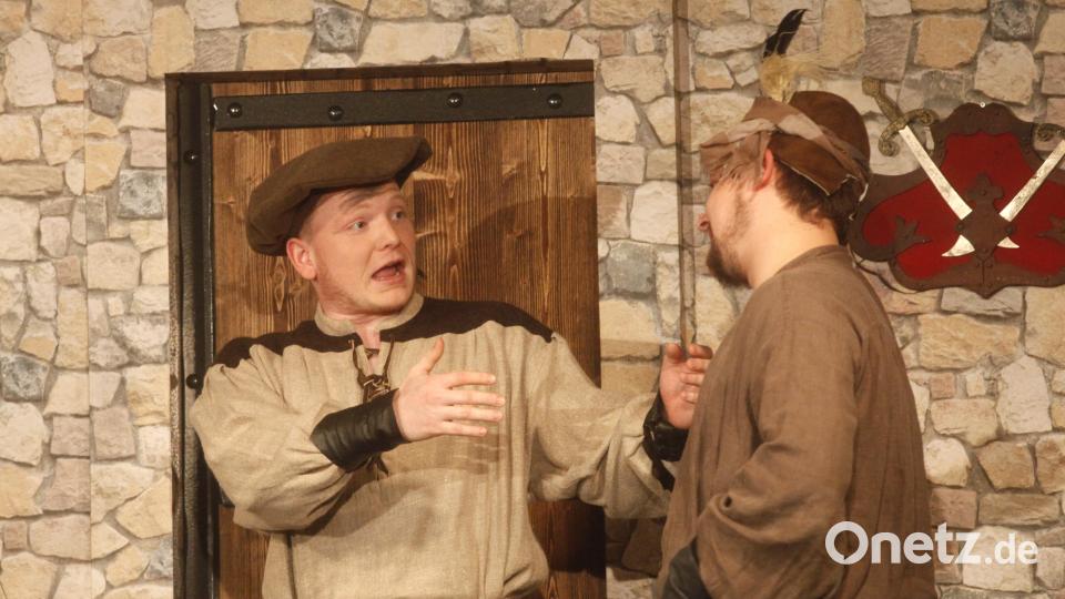 Die Kundschafter Mata und Harry haben einen Plan, wie sie dem Burgherrn aus der Patsche helfen können. Bild: Hirsch