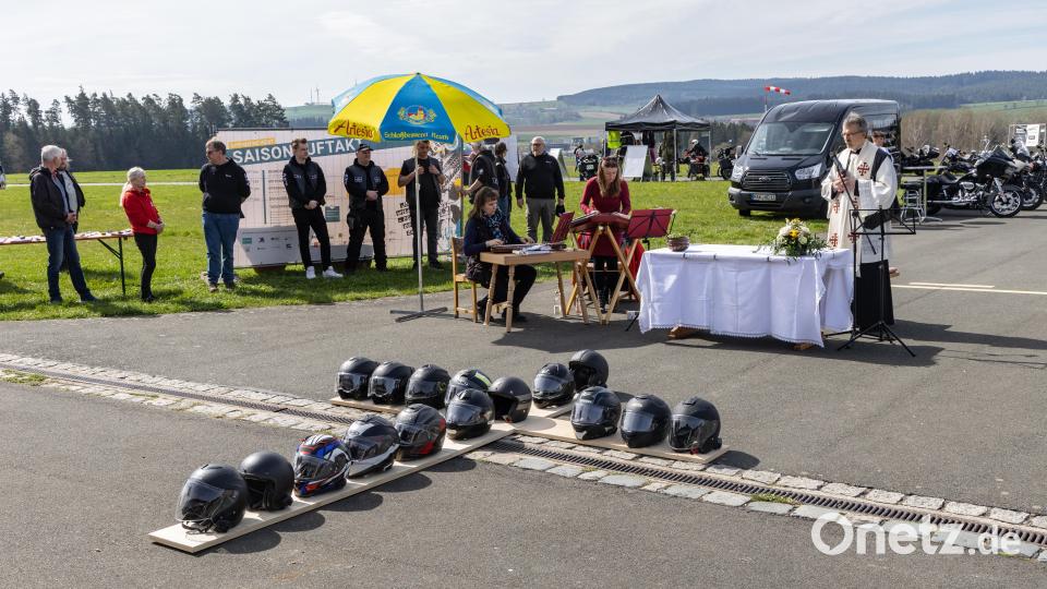 Vor dem Hangar des Segelflugplatzes feierte Pfarrer Martin Besold mit den Motorradfreunden eine Andacht. Bild: Roland Wellenhoefer