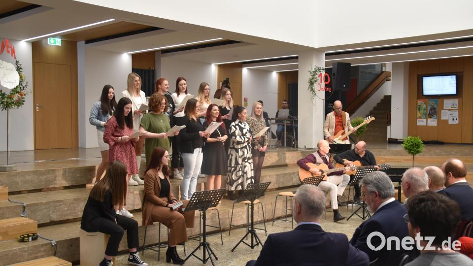 Buntes Programm zum 10-jährigen Jubiläum der Fachakademie für Sozialpädagogik/Neustadt: Die aktuellen FakS-Klassen gestalteten das Programm mit musikalischen und künstlerischen Einlagen. Bild: wrm