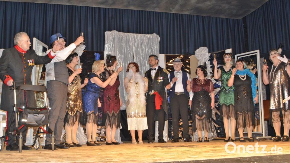 Das Musiktheaterensemble beeindruckt mit Gesang, Schauspiel und Tanz. Bild: Kreismusikschule/exb