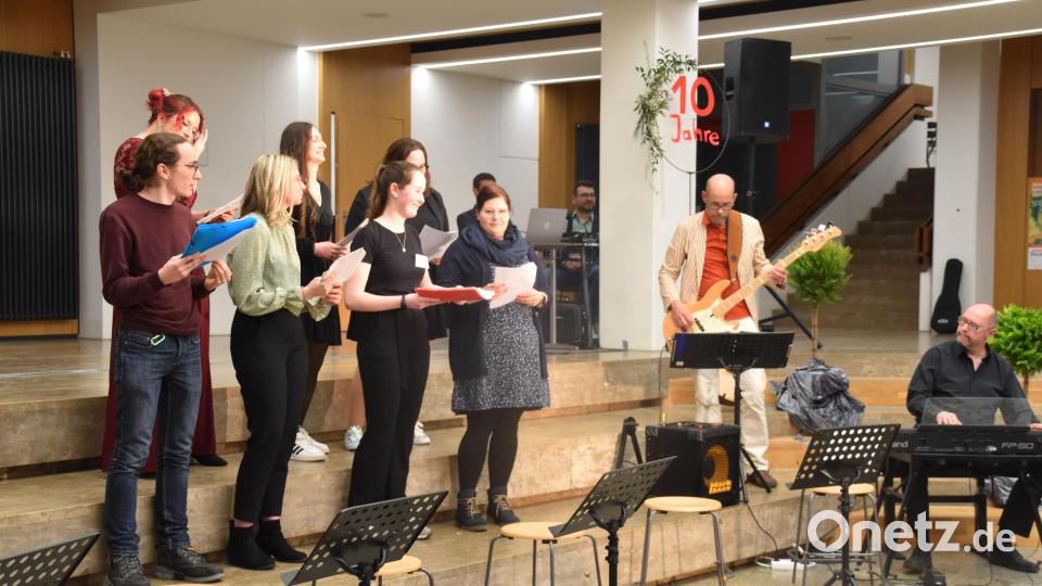 Buntes Programm zum 10-jährigen Jubiläum der Fachakademie für Sozialpädagogik/Neustadt: &quot;Skandal im Sperrbezirk&quot; wurde für FakS-Leiter Roland Kusche kurzerhand umgedichtet. Bild: wrm