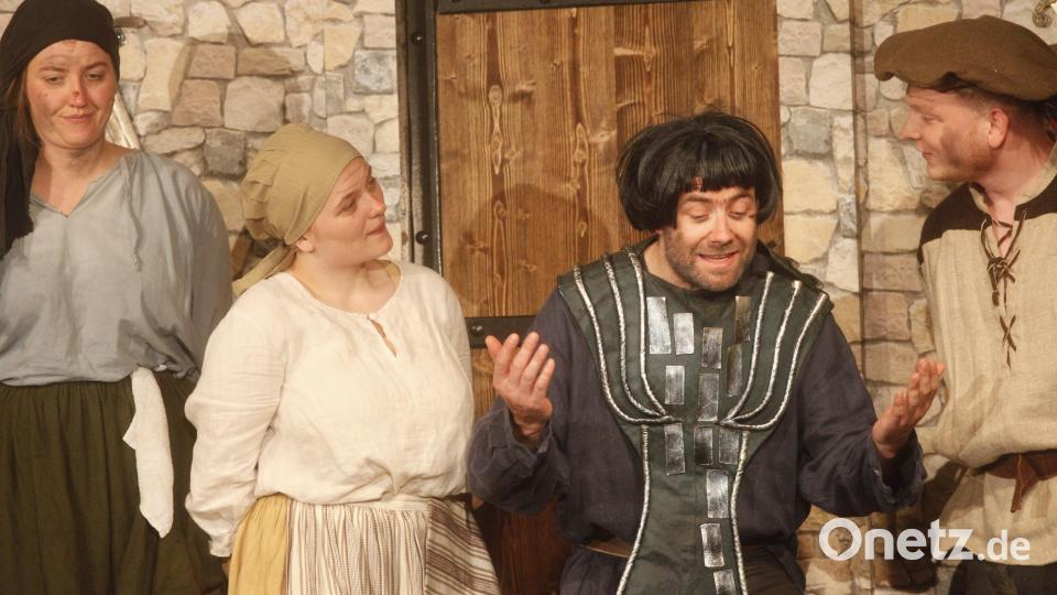 Der Burgherr kommt noch einmal mit einem blauen Auge davon und ist sich sicher: "Der Raubritter wird nie wieder eine Rita rauben". Bild: Hirsch