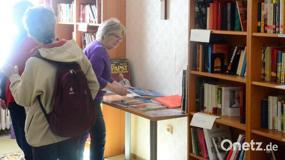 In der Klosterbücherei fanden die Käufer manches Schnäppchen. Bild: Kunz