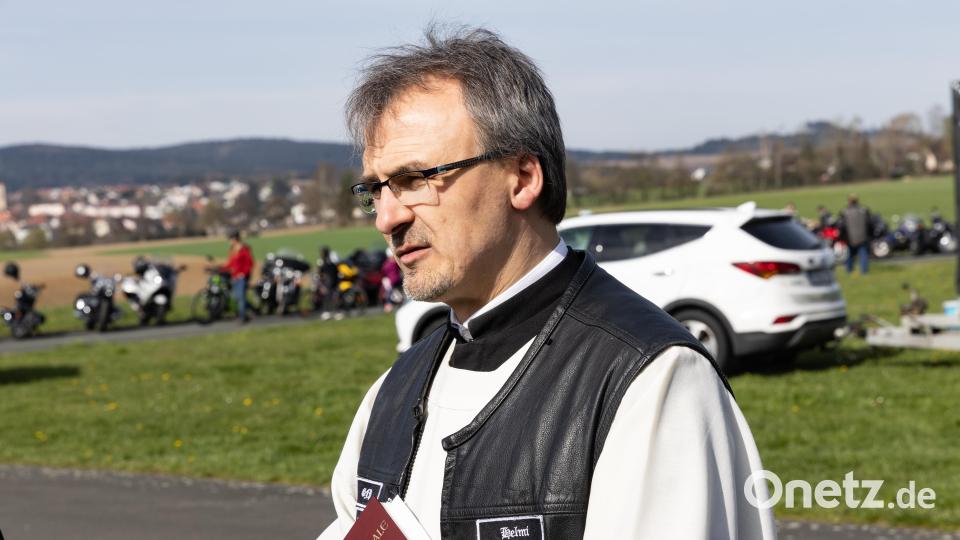 Pfarrer Martin Besold in Motorradkutte. Bild: Roland Wellenhoefer