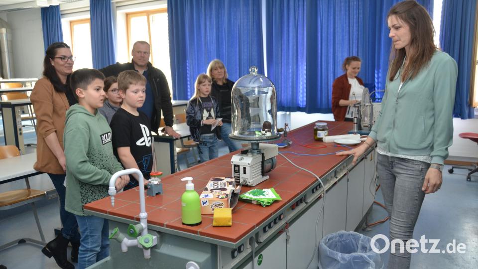 Einem Schokokuss wurde unter einer Glasglocke Sauerstoff entzogen. Bild: dob