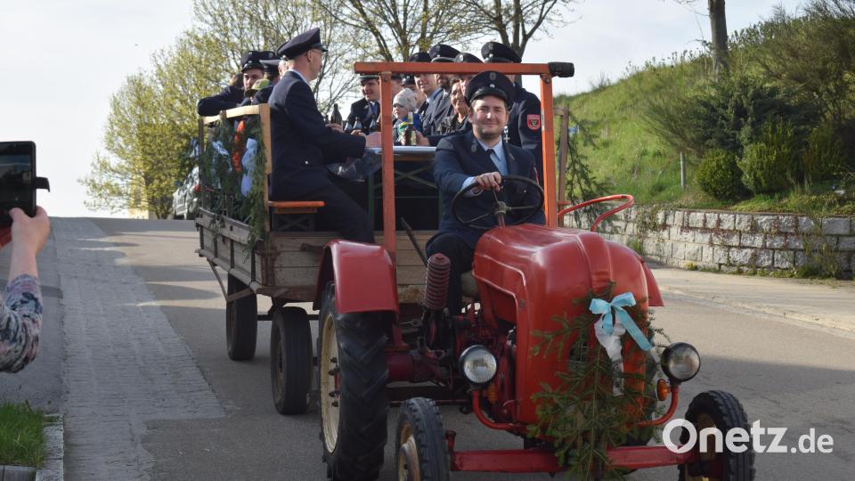 Mit dem Oldtimer-Bulldog zog die Feuerwehr Weidenthal-Trichenricht zum Patenbitten nach Gleiritsch. Bild: bnr