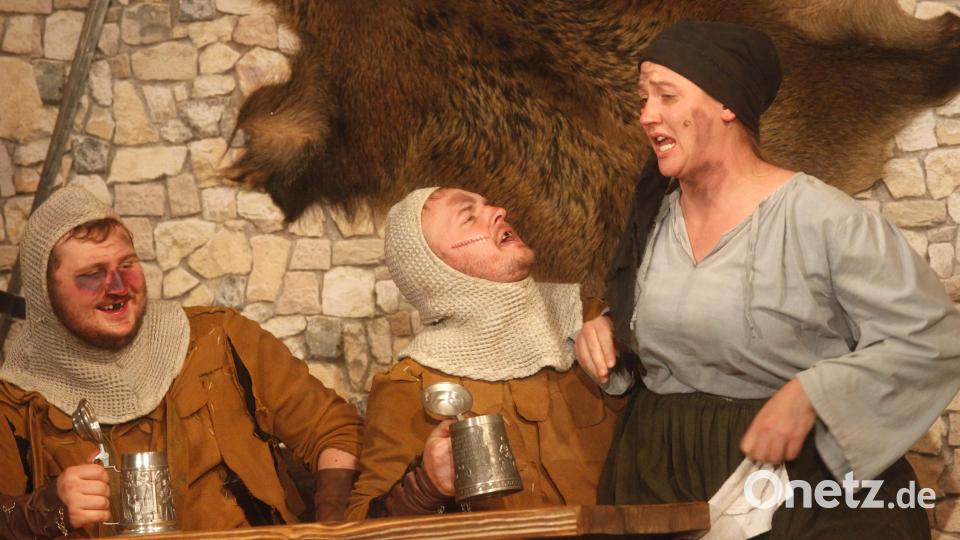Putzfrau Erna muss sich der Übergriffe der Landsknechte erwehren. Bild: Hirsch