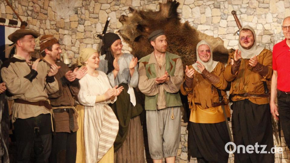 Am Ende gab es Beifall für Regisseur Hans Prüfling (rechts). Er gibt das Kompliment an die Schauspieler zurück. Bild: Hirsch