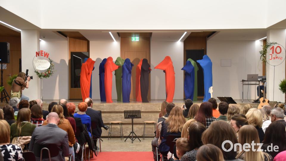 Buntes Programm zum 10-jährigen Jubiläum der Fachakademie für Sozialpädagogik/Neustadt: &quot;Bunte Individuen&quot; bewegten sich zu verschiedenen Liedern aus unterschiedlichen Musik-Genres. Bild: wrm