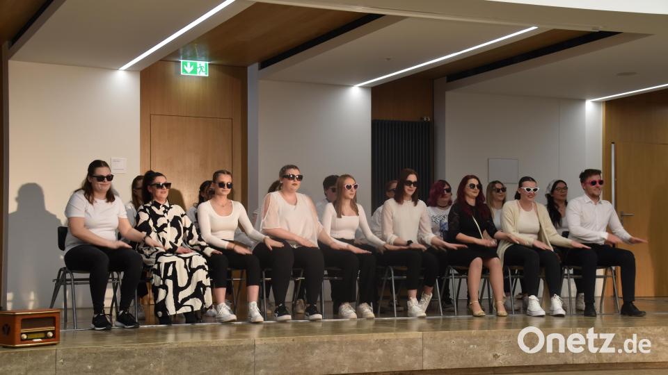 Buntes Programm zum 10-jährigen Jubiläum der Fachakademie für Sozialpädagogik/Neustadt: Aktuelle Studierende zeigten ein Rhythmuslied mit Handklatschen. Bild: wrm