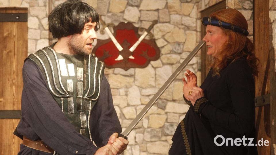 Den Burgherrn packt der Zorn. Fast hätte er Xanthippe Rita um einen Kopf kürzer gemacht. Bild: Hirsch