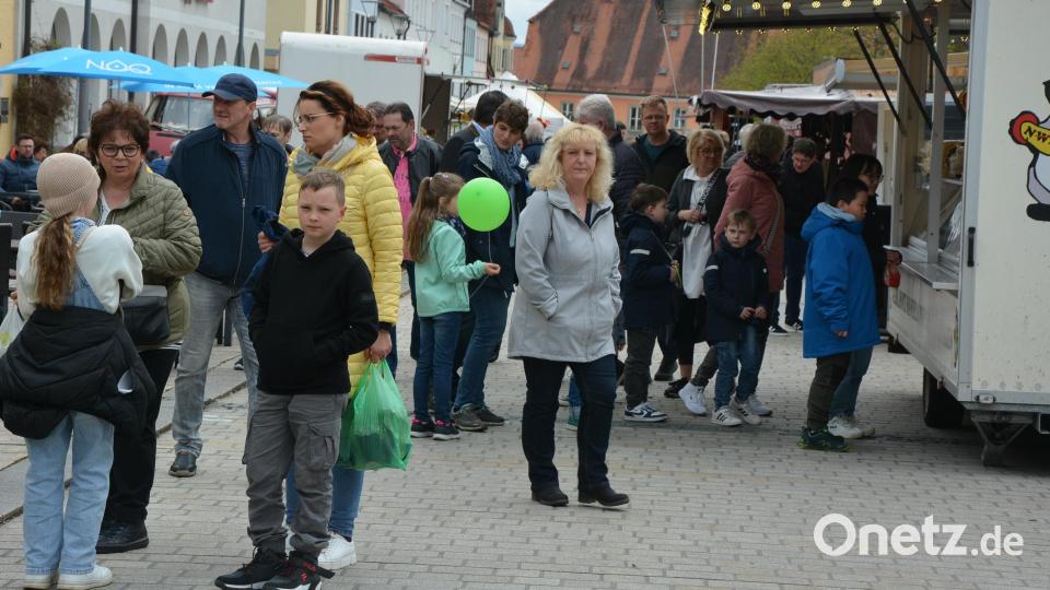 Viele Besucher kamen am Sonntag zum Ostermarkt in Tirschenreuth. Rund 40 Fieranten zeigten ihre Angebote und Geschäfte hatten geöffnet. Bild: jr
