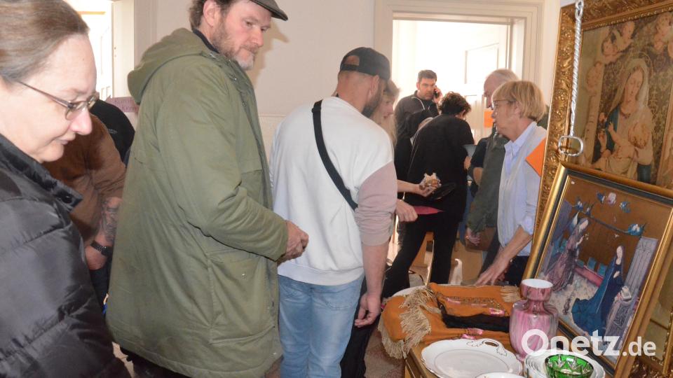 Auch Heiligenbilder und sakrale Gegenstände aus dem Besitz der Armen Schulschwestern waren bei den Besuchern begehrt. Bild: Kunz