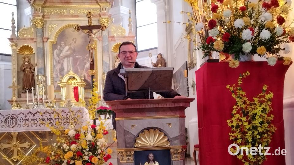 Pfarrer Konrad Amschl freute sich über ein Wiedersehen mit Pfarrangehörigen aus seiner ehemaligen Pfarrei Kemnath. Bild: jzk