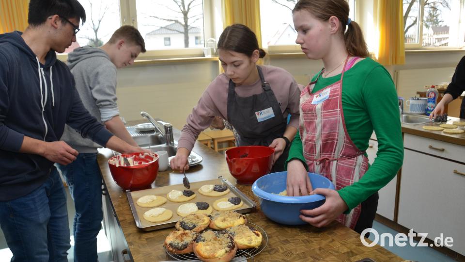 In der Schulküche wurden böhmische Kolatschen in Akkord gebacken und an die Besucher verkauft. Bild: dob