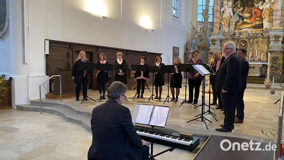 Das Vokalensemble „ChorDiSono“ begeisterte das Publikum beim Benefizkonzert in der Michaelskirche zugunsten der Hilfsaktion „Lichtblicke“. Bild: Reichl/exb