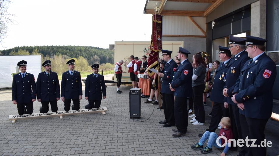 Auf Knien bat die Führungsmannschaft der Feuerwehr Weidenthal-Trichenricht ihr Nachbarwehr aus Gleiritsch um die Übernahme der Patenschaft bei ihrem 125-jährigen Gründungsfest. Bild: bnr