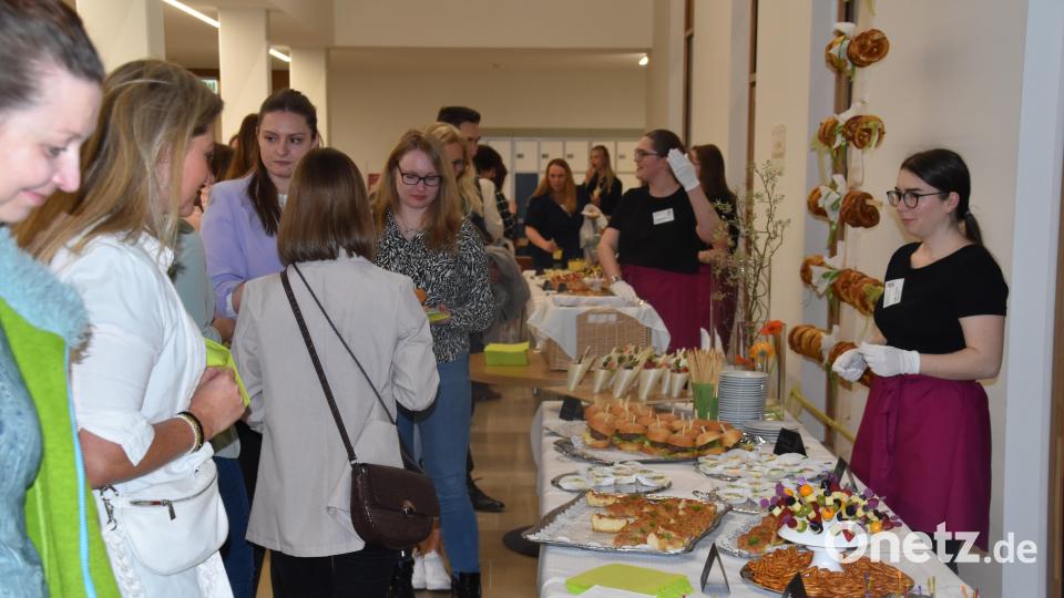 Buntes Programm zum 10-jährigen Jubiläum der Fachakademie für Sozialpädagogik/Neustadt: Die Übung Event-Management bereitete Häppchen und ein buntes Buffet vor. Bild: wrm