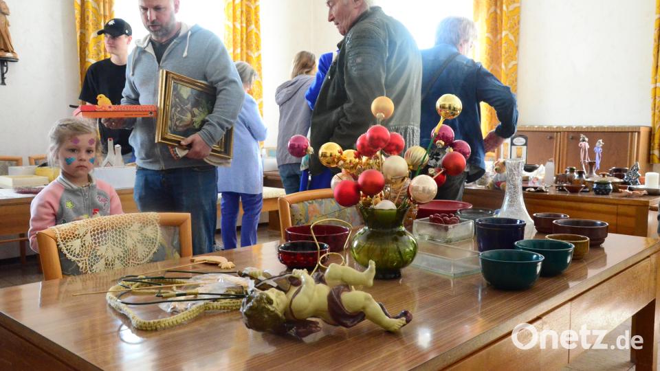 Riesenandrang herrschte beim Klosterflohmarkt in der Luitpoldstraße. Bild: Kunz