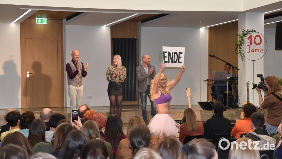 Buntes Programm zum 10-jährigen Jubiläum der Fachakademie für Sozialpädagogik/Neustadt: In seiner Festrede bekam Fachakademie-Leiter Roland Kusche Unterstützung von den Studierenden Jana und Christian. Bild: wrm