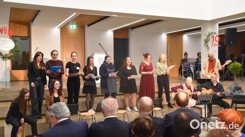 Buntes Programm zum 10-jährigen Jubiläum der Fachakademie für Sozialpädagogik/Neustadt: Die aktuellen FakS-Klassen gestalteten das Programm mit musikalischen und künstlerischen Einlagen. Bild: wrm