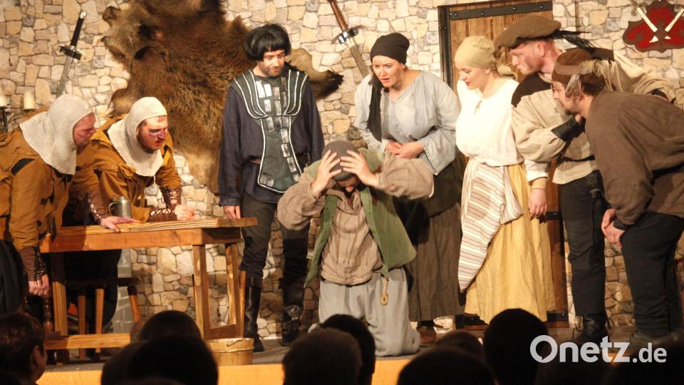 Knecht Delfi (knieend) orakelt und sagt das Ende des Raubrittertums voraus. Bild: Hirsch