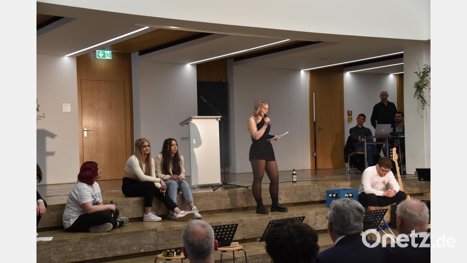 Buntes Programm zum 10-jährigen Jubiläum der Fachakademie für Sozialpädagogik/Neustadt: Die Übung Theaterpädagogik gab ein Blicke in &quot;Feste feiern&quot; Bild: wrm