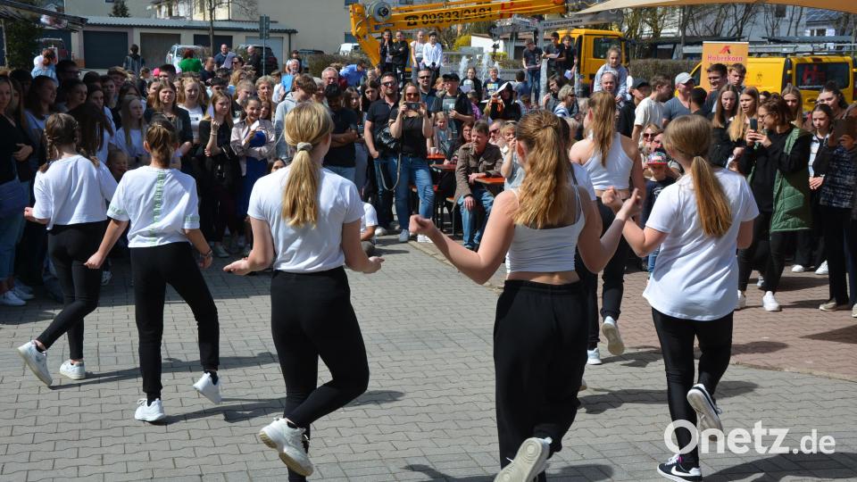 Tanzvorführungen gab es zur Begrüßung vor der Mittelschule. Bild: jr