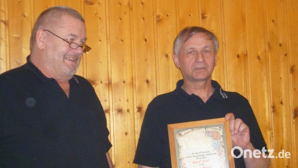 Zum neuen Ehrenmitglied ernannte der Wanderverein Schriftführer Kurt Scharf (rechts). Bild: sat