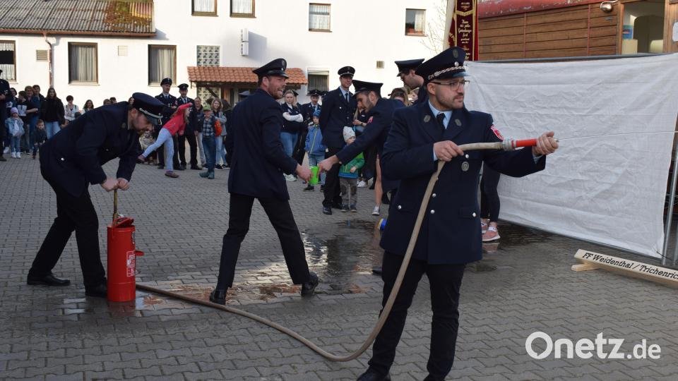 Mit der Kübelspritze musste ein &quot;Brand&quot; bekämpft werden. Keine leichte Aufgabe wenn das Wasser fehlt. Bild: bnr