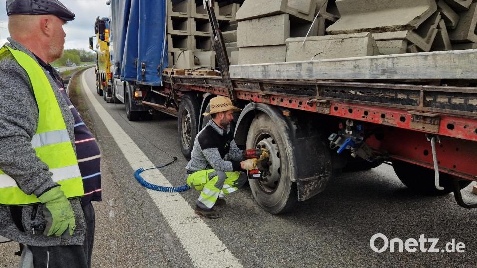 Fachleute einer Abschleppfirma richteten den havarierten Lkw soweit her, dass er samt Auflieger von der Autobahn geschafft werden konnte. Bild: Thomas Dobler