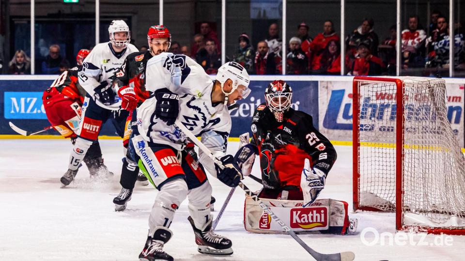 Szenen aus dem vierten Play-off-Halbfinale zwischen den Saale Bulls Halle und den Blue Devils Weiden (weiße Trikots). Bild: Werner Moller