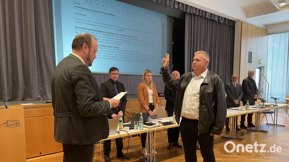 Helmut Meindl übernimmt den Sitz von Karl Lorenz im Kreistag. Landrat Andreas Meier vereidigt ihn in der Aprilsitzung. Bild: kmo
