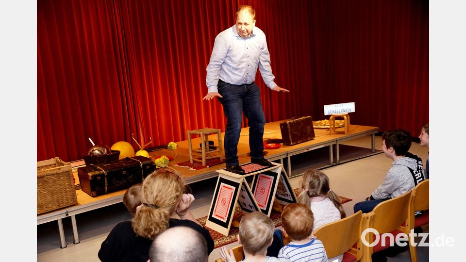 Selbst Dorfleiter Holger Hassel wurde Teil von „Eine runde Sache“. Bild: bkr