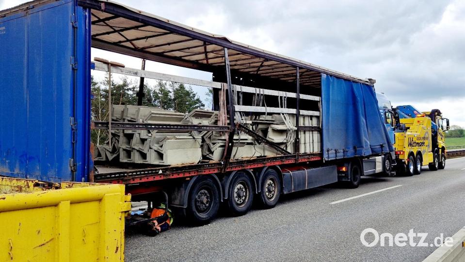 Der verunglückte Sattelzug musste abgeschleppt werden. Bild: Thomas Dobler