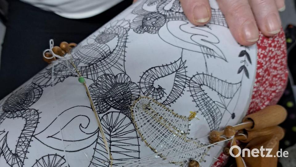Klöppeln ist eine hohe Kunst des Handwerks und braucht wie hier am Beispiel zu sehen ist viel Geduld und Talent. Bild: ubb