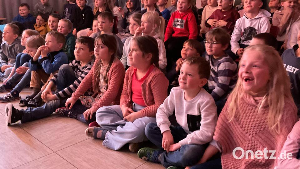 Die Polizeipuppenbühne Weiden begeistert die Vorschulkinder und Grundschüler. Bild: Edith Bracke/exb