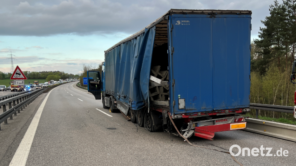 25 Tonnen Betonfertigteile hatte ein Sattelzug aus Thüringen geladen, dessen Fahrer am Dienstag im morgendlichen Verkehr einen Unfall auf der A 93 verursachte. Bild: Feuerwehr Teublitz/Feuerwehr Ponholz/exb