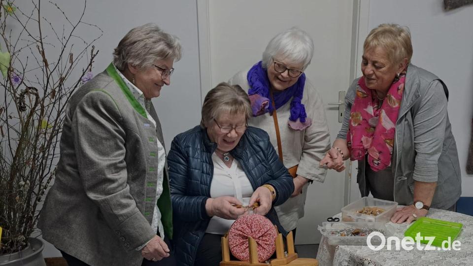 Bei der Midissage ließ sich Klöpplerin Frieda Roith (Mitte) bei der Arbeit über die Schultern schauen. Bild: ubb