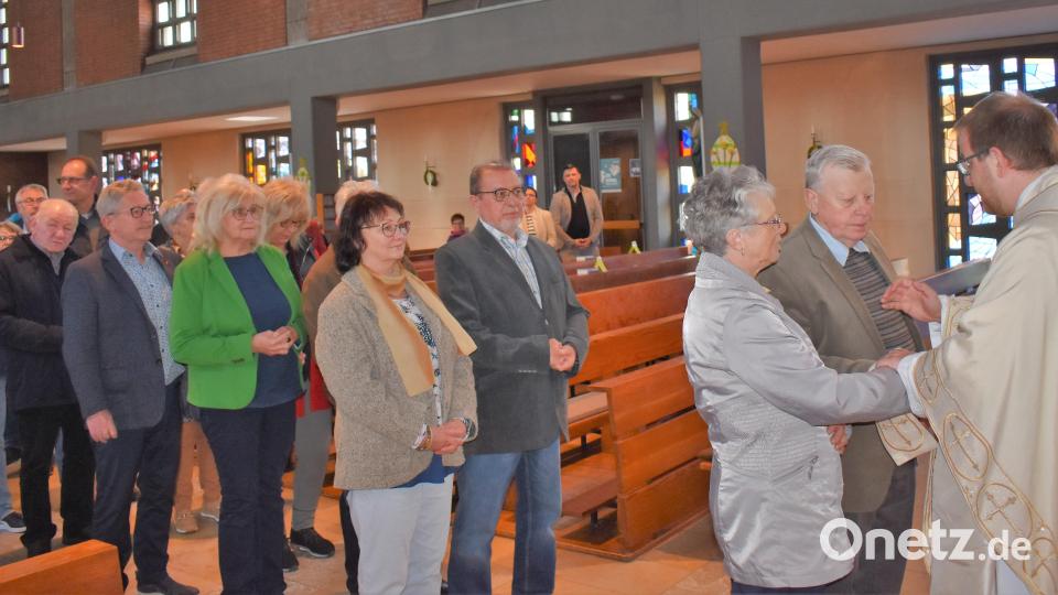 Pfarrer Daniel Fenk segnete die Ehejubilare. Bild: rgr
