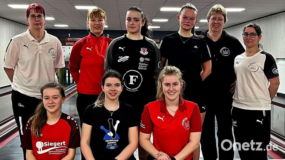 Die Deutsche U18 in Pirk zu Gast. Stehend, von links: Susanne Straub (U18-Co-Nationaltrainerin), Melanie Dobner, Celine Wacker, Alina Beyer, Corinna Thiem (stellvertretende DKBC-Jugendvorsitzende), Anke Ruhl (U18-Nationaltrainerin). Kniend, von links: Magdalena Siegert, Selina Thiem und Paula Straub. Bild: R. Kreuzer