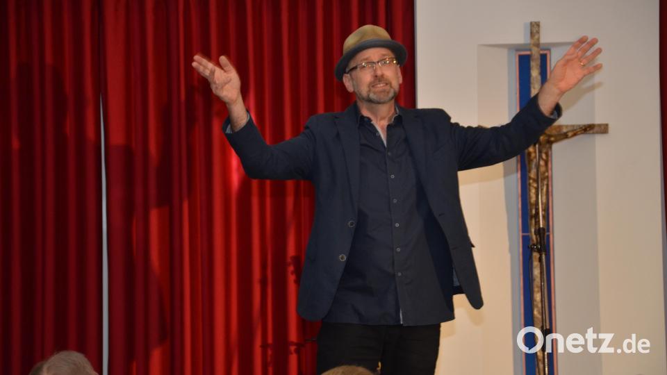 Hubert Treml begeistert bei seinem Gastspiel im voll besetzten Pfarrsaal die Zuhörer. Bild: dob
