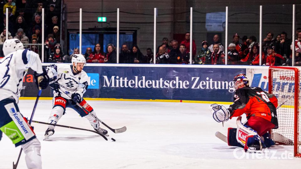 Szenen aus dem vierten Play-off-Halbfinale zwischen den Saale Bulls Halle und den Blue Devils Weiden (weiße Trikots). Bild: Werner Moller